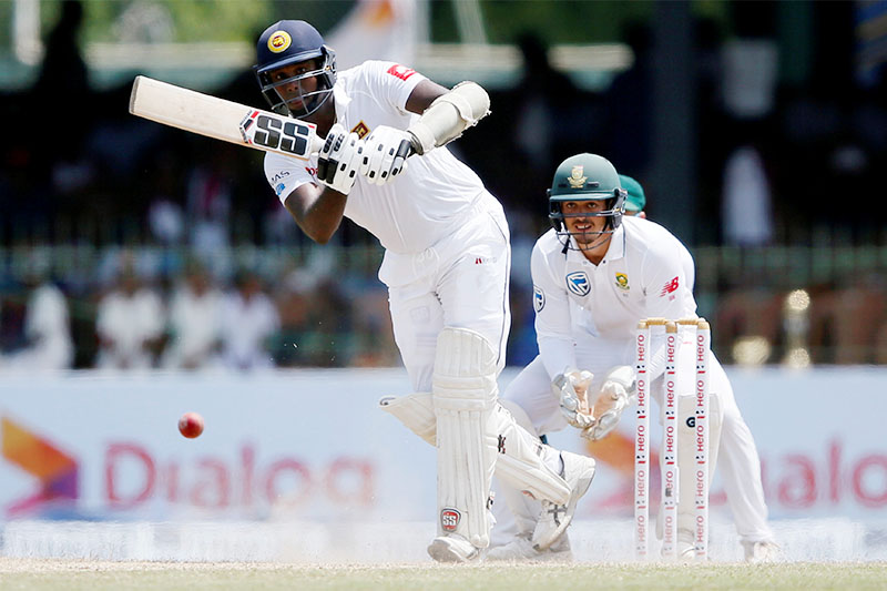 Sri Lanka's Angelo Mathews (L) plays a shot next to South Africa's wicketkeeper Quinton de Kock. Photo: Reuters