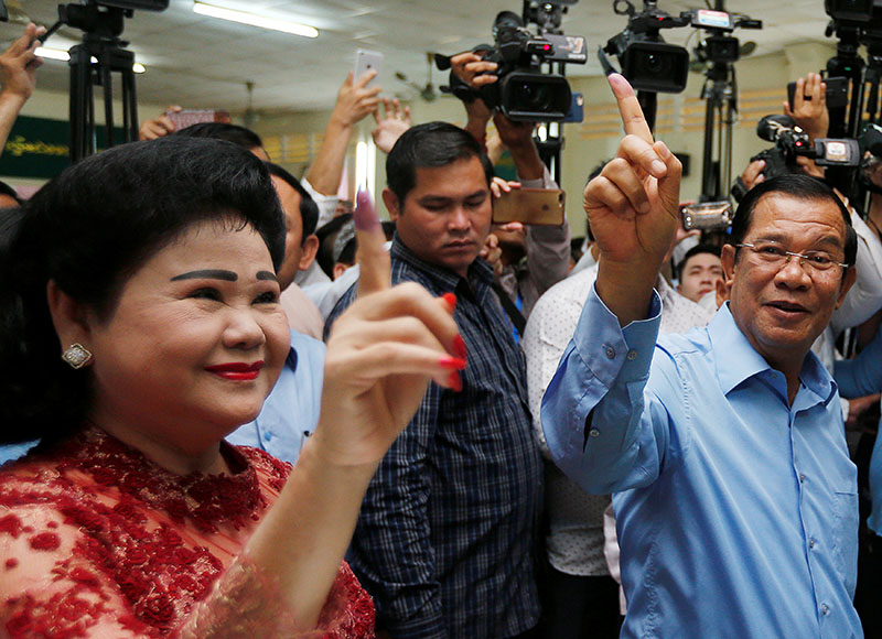 Cambodia's Prime Minister and President of the Cambodian People's Party (CPP) Hun Sen and his wife Bun Rany show their stained fingers at a polling station during a general election in Takhmao, Kandal province, Cambodia, on July 29, 2018. Photo: Reuters