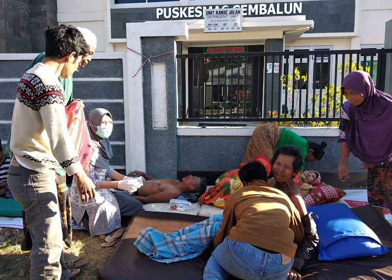 An Indonesia paramedic gives treatment to injured people outside of a hospital after an earthquake hit Sembalun Selong village in Lombok Timur, Indonesia, on July 29, 2018.  Photo: Antara Foto/Zakir/via Reuters