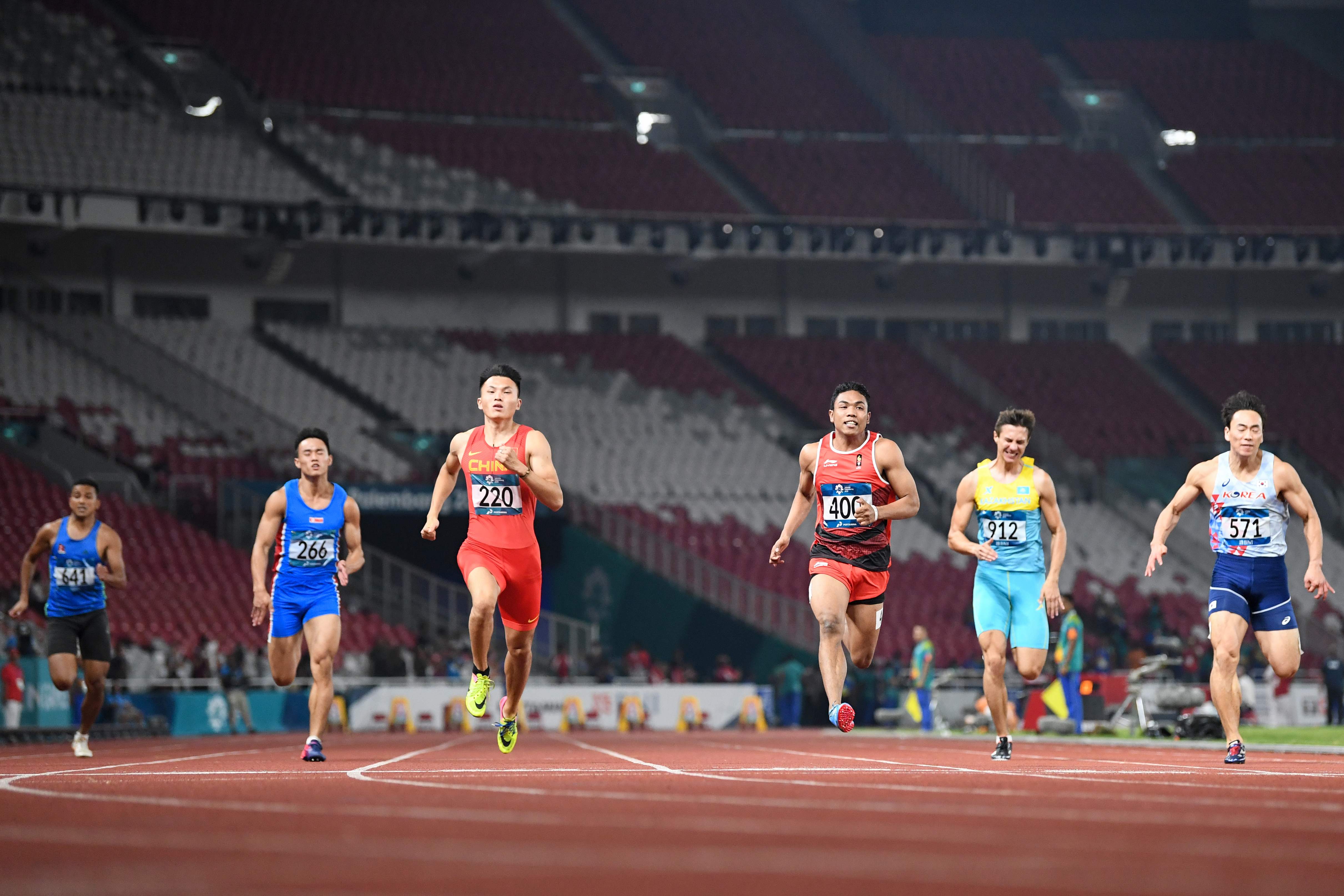 (L-R) Nepal's Sajan Sunar, North Korea's Jo Kum Ryong, China's Xu Zhouzheng, Indonesia's Lalu Muhammad Zohri, Kazakhstan's Alexandr Kasper and South Korea's Oh Kyong-soo compete in a heat of the men's 100m athletics event during the 2018 Asian Games in Jakarta on August 25, 2018. (Photo by Jewel SAMAD / AFP)