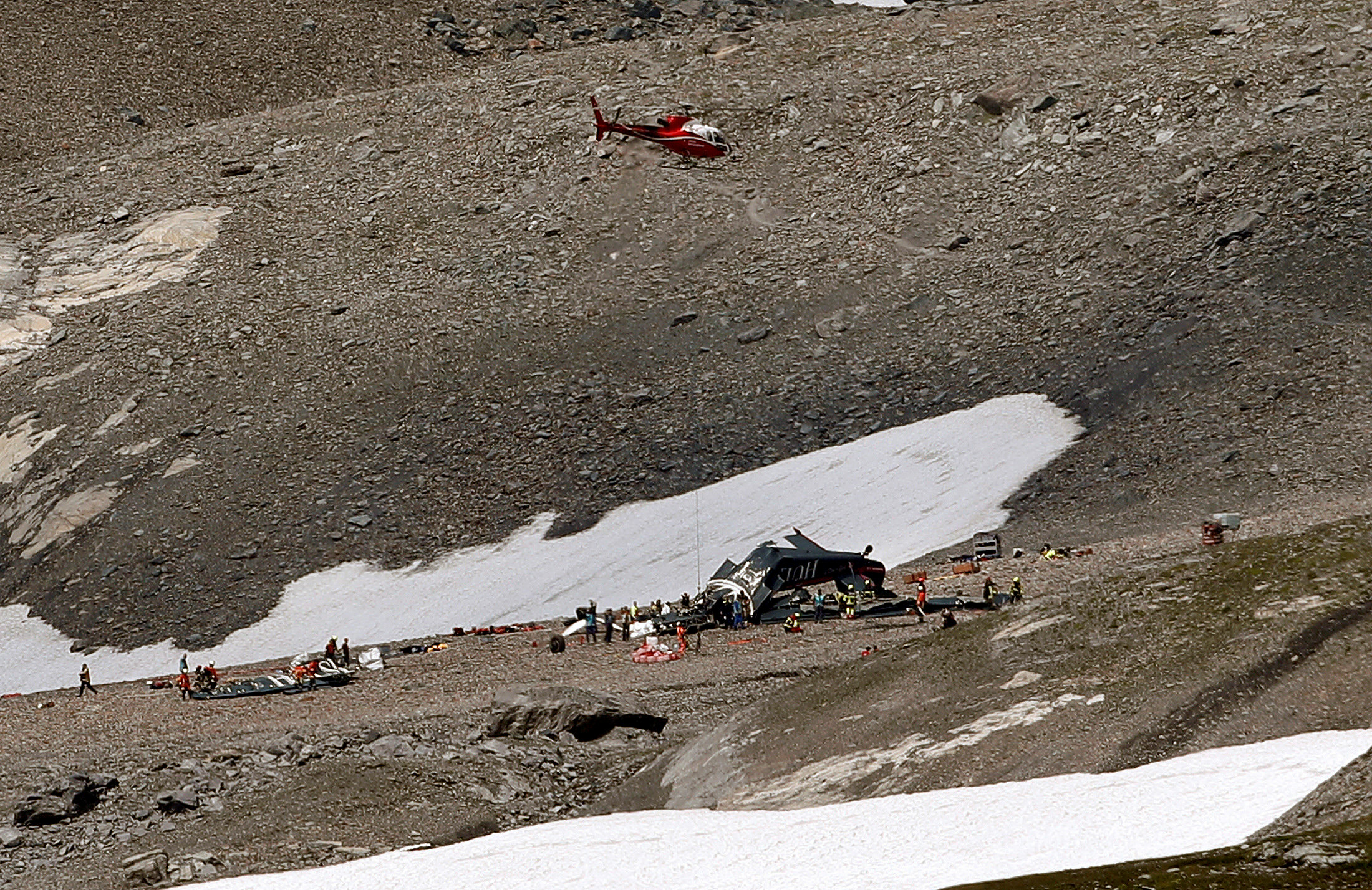 A helicopter is seen above the accident site of a Junkers Ju-52 airplane of the local airline JU-AIR that is 2,450 meters (8,038 feet) above sea level near the mountain resort of Flims, Switzerland August 5, 2018. Photo:  REUTERS