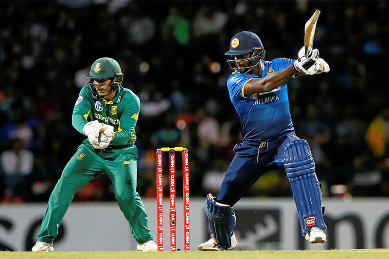 Sri Lanka's captain Angelo Mathews (R) plays a shot next to South Africa's captain and wicketkeeper Quinton de Kock. Photo: Reuters