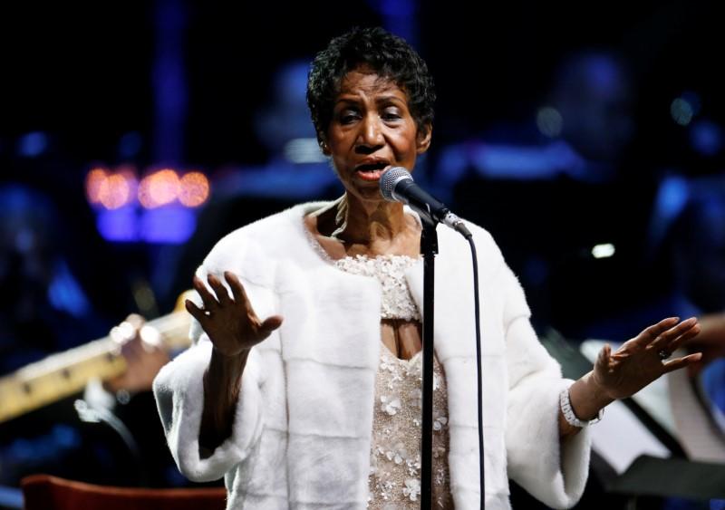 FILE PHOTO: Aretha Franklin performs during the commemoration of the Elton John AIDS Foundation 25th year fall gala at the Cathedral of St. John the Divine in New York City, in New York, U.S. November 7, 2017. REUTERS