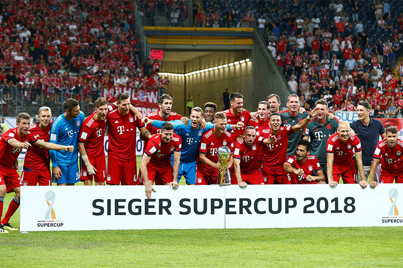 Bayern Munich players celebrate winning the German Super Cup with the trophy. Photo: Reuters