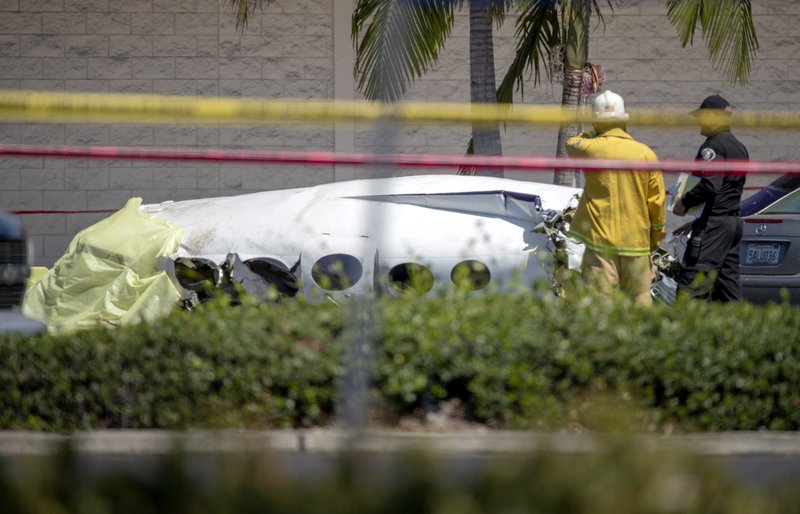 Santa Ana fire and police and Orange County Fire departments respond to the scene of a deadly plane crash in a parking lot near the intersection of Bristol and Sunflower Streets near South Coast Plaza in Santa Ana, Calif., on Sunday, Aug. 5, 2018. Photo: AP