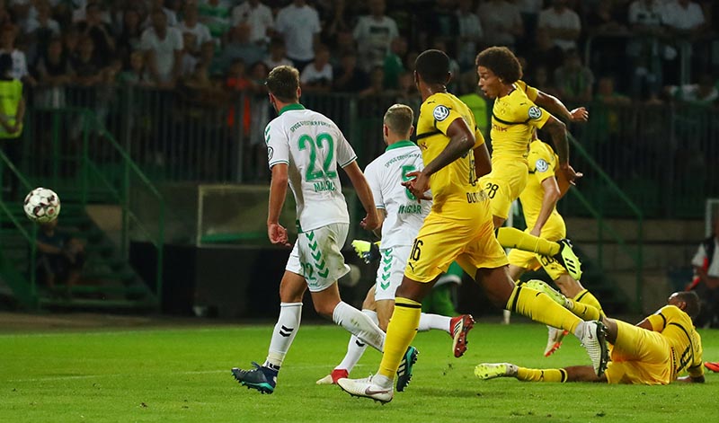 Borussia Dortmund's Axel Witsel scores their first goal during the DFB Cup First Round Match Between Greuther Fuerth and Borussia Dortmun, at Sportpark Ronhof Thomas Summer, in Fuerth, Germany, on August 20, 2018. Photo: Reuters