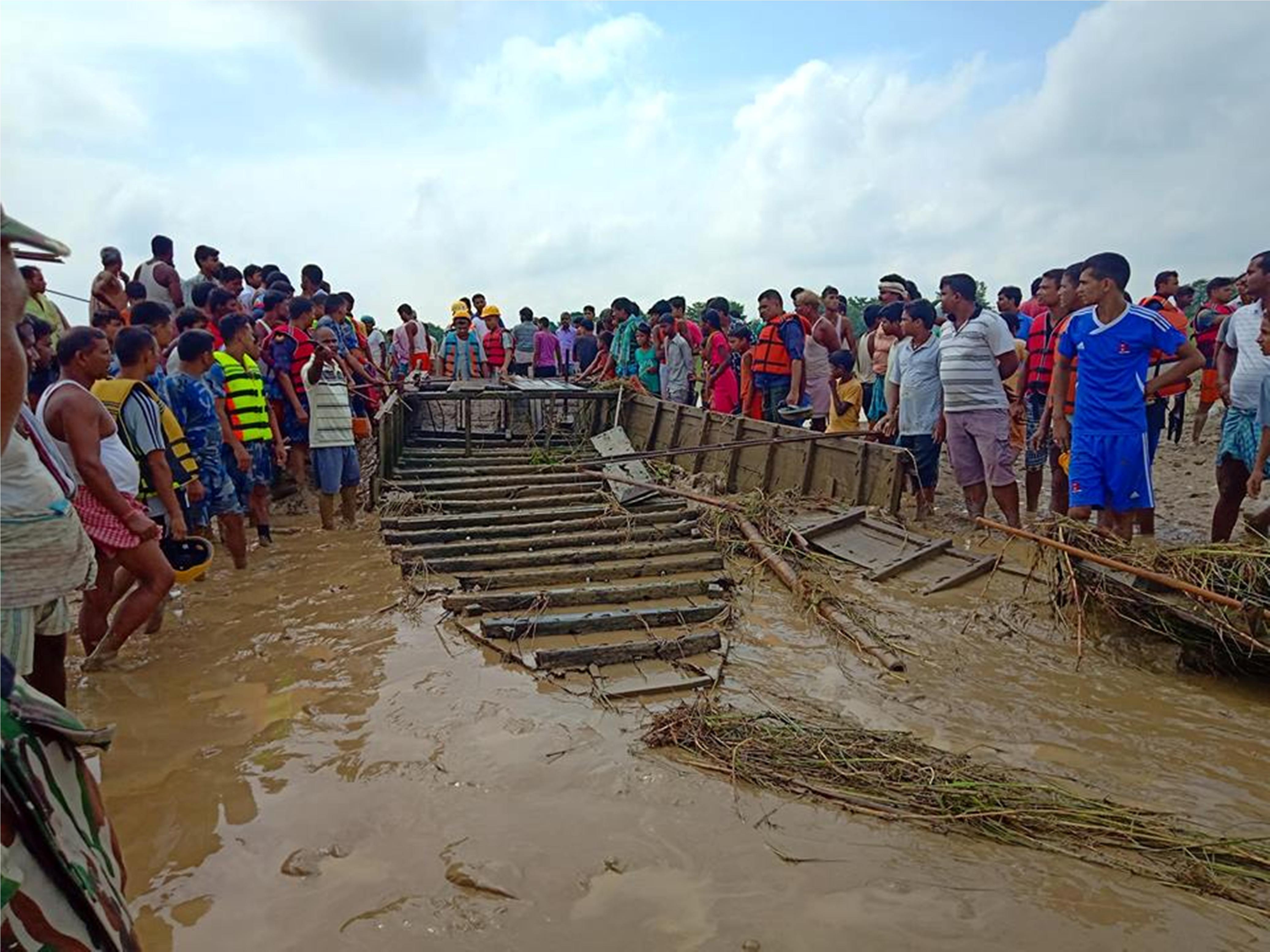 Locals and police personnel gather around the wreckage of a boat that capsized at Lal Bakaiya River in Gaur Municipality-4, Rautahat on the eve of Hindu festival Raksha Bandhan. Photo: Prabhat Kumar Jha/THT