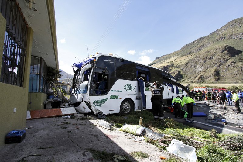 Police and rescue workers work on a Colombian-registered bus traveling to Quito, that crashed in Pifo, Ecuador, on Tuesday, Aug. 14, 2018. Photo: AP