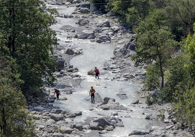 Rescuers search through the Raganello stream, Italy, on Tuesday Aug. 21, 2018. Photo: AP 