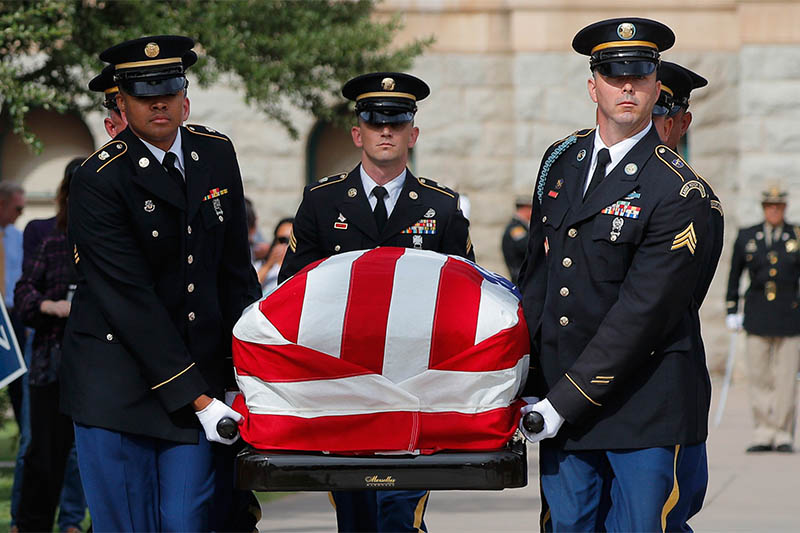  An Honor Guard carries the casket of Senator John McCain out of the Arizona State Capitol to a memorial service in Phoenix, Arizona, US, August 30, 2018. Photo: Reuters