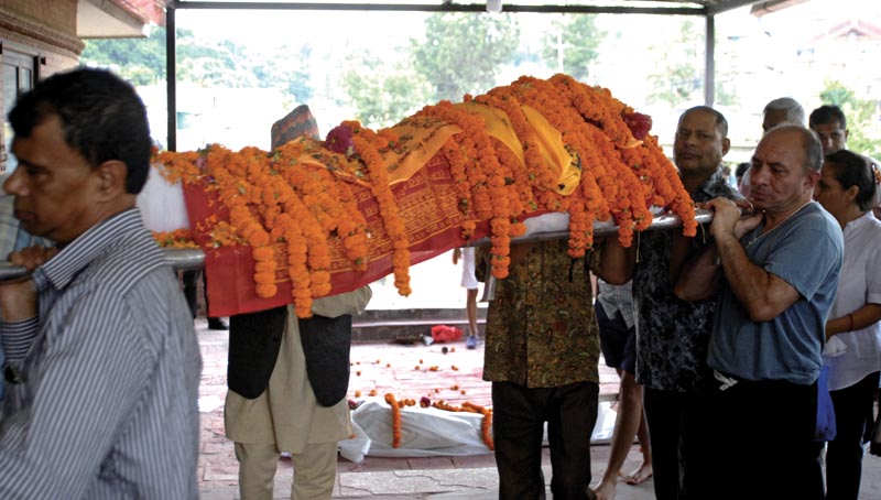 Mortal remains of former ambassador Keshav Raj Jha being carried to the electric crematorium at Pashupati, Kathmandu, on Thursday, August 23, 2018. Photo: THT