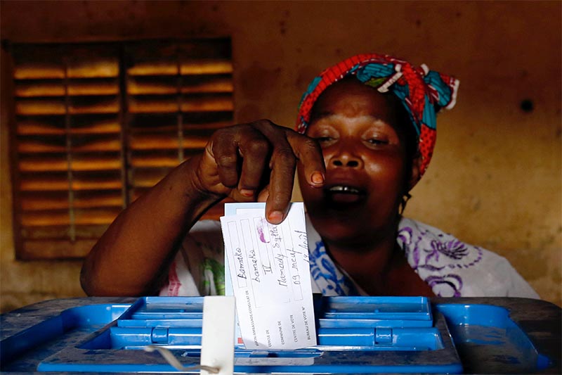 A woman casts her ballot at a polling station during a run-off presidential election in Bamako, Mali, on August 12, 2018. Photo: Reuters