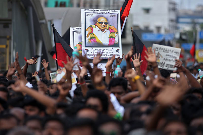 Supporters hold the portrait of the Indian Tamil leader Muthuvel Karunanidhi during his funeral in Chennai, India August 8, 2018. Photo: Reuters