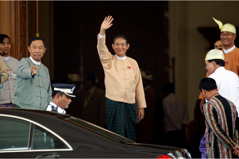 Win Myint waves after he was elected as Myanmar's President in Parliament at Naypitaw, Myanmar, on March 28, 2018. Photo: Reuters