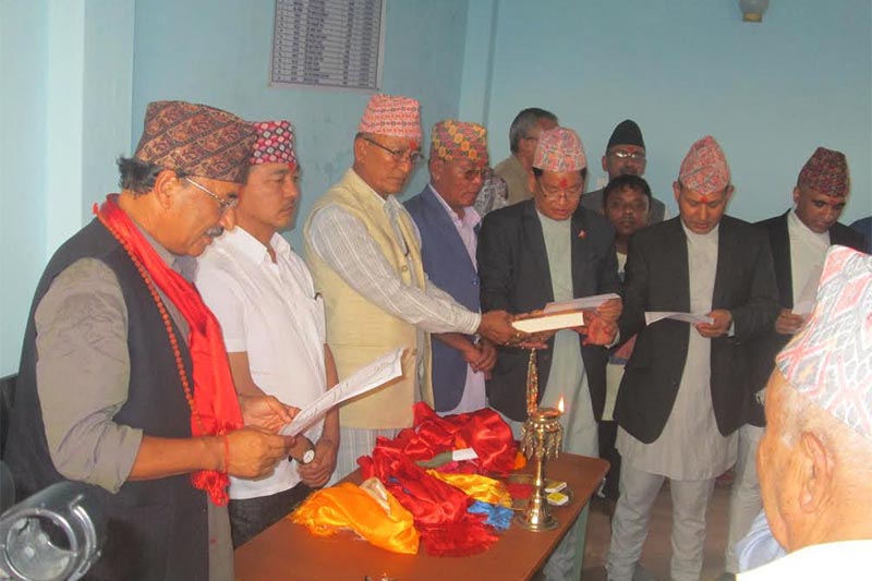 Rastriya Prajatantra Party Chair Kamal Thapa administering oath of office to party working committee memebers, in Pokhara, on Friday, August 10, 2018. Photo: THT