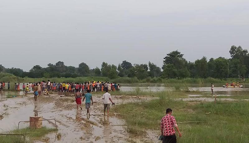 Rescue workers searching for missing persons in the Lalbakaiya River in Gaur Municipality, Rautahat, on Sunday, August 26, 2018. Photo: THT