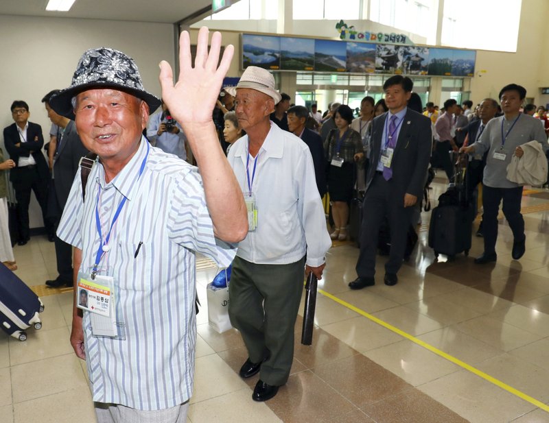 South Koreans leave for North Korea to take part in family reunions with their North Korean family members at the customs, immigration and quarantine (CIQ) office, in Goseong, South Korea, on Monday, Aug. 20, 2018. Photo: AP