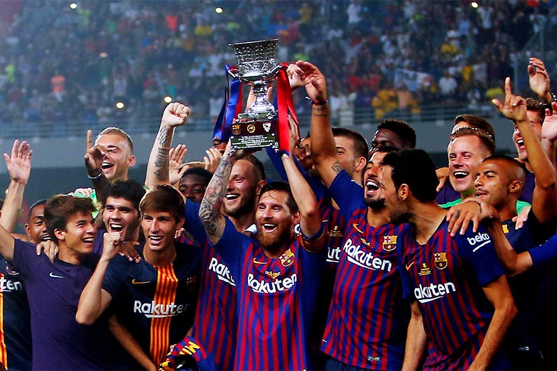 Barcelona's Lionel Messi lifts the trophy as he celebrates winning the Spanish Super Cup with team mates after Spanish Super Cup match between Barcelona and Sevilla, at Grand Stade de Tanger, in Tangier, Morocco, on August 12, 2018. Photo: Reuters