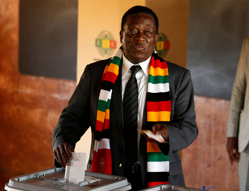 Zimbabwe's President Emmerson Mnangagwa casts his ballot as he votes in the general election at Sherwood Park Primary School in Kwekwe, Zimbabwe, on July 30, 2018. Photo: Reuters
