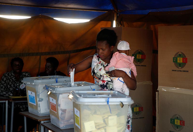 A woman casts her ballot during country's general elections in Chegutu, Zimbabwe, July 30, 2018. Photo: Reuters