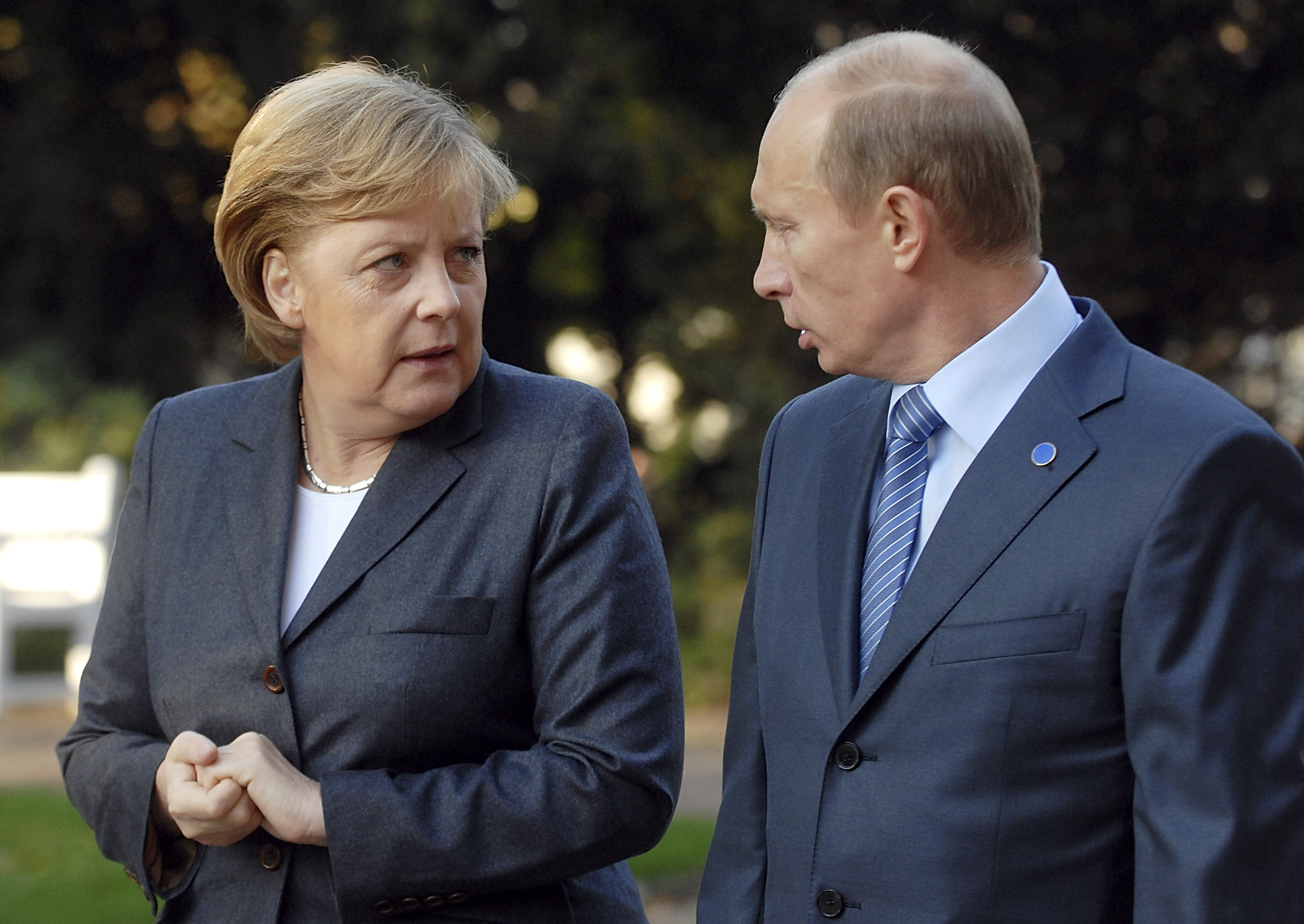FILE: Russia's President Vladimir Putin talks to German Chancellor Angela Merkel at the Kurhaus resort garden in Wiesbaden, October 15, 2007. Putin is on a two-day visit to Germany for talks between Germany and Russia. Photo:  REUTERS