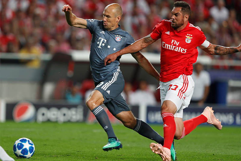 Bayern Munich's Arjen Robben in action with Benfica's Jardel. Photo: Reuters