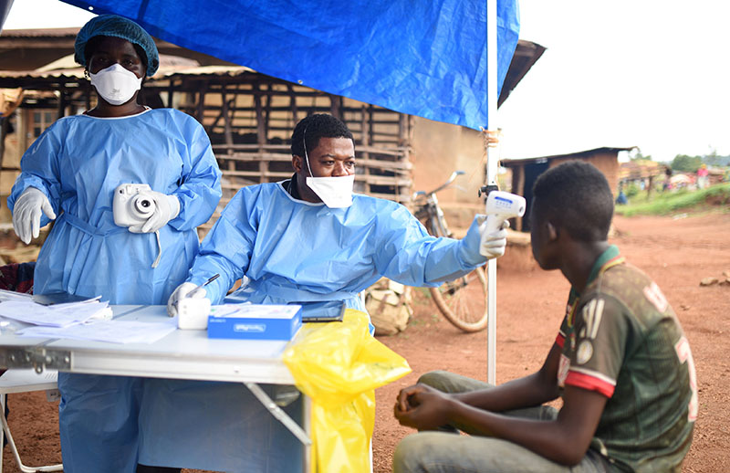 Congolese health workers take the temperature of a civilian before administering the Ebola vaccination in the village of Mangina in North Kivu province of the Democratic Republic of Congo, August 18, 2018. Photo: Reuters/ File