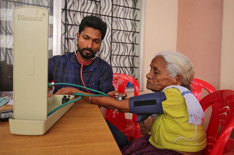 A doctor examines a flood-affected woman inside a relief camp in Chengannur in the southern Indian state of Kerala, India, August 20, 2018. Photo: Reuters/File