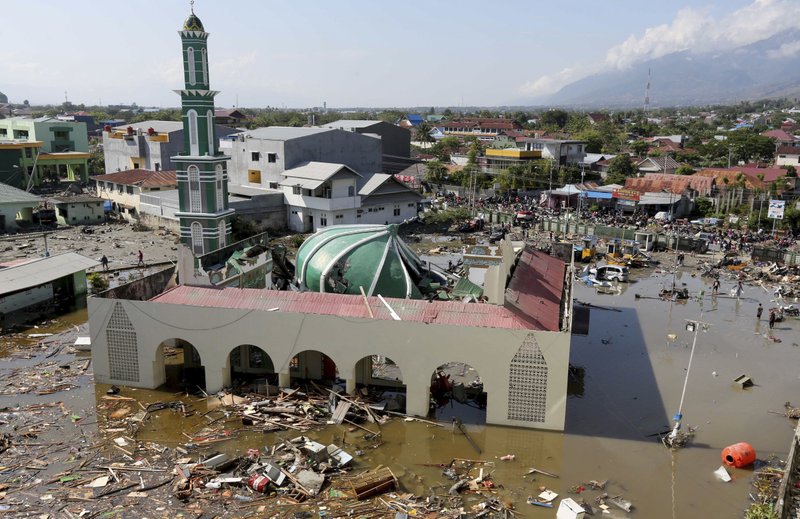 People survey the mosque damaged following earthquakes and tsunami in Palu, Central Sulawesi, Indonesia, on Sunday, Sept. 30, 2018. Photo: APn