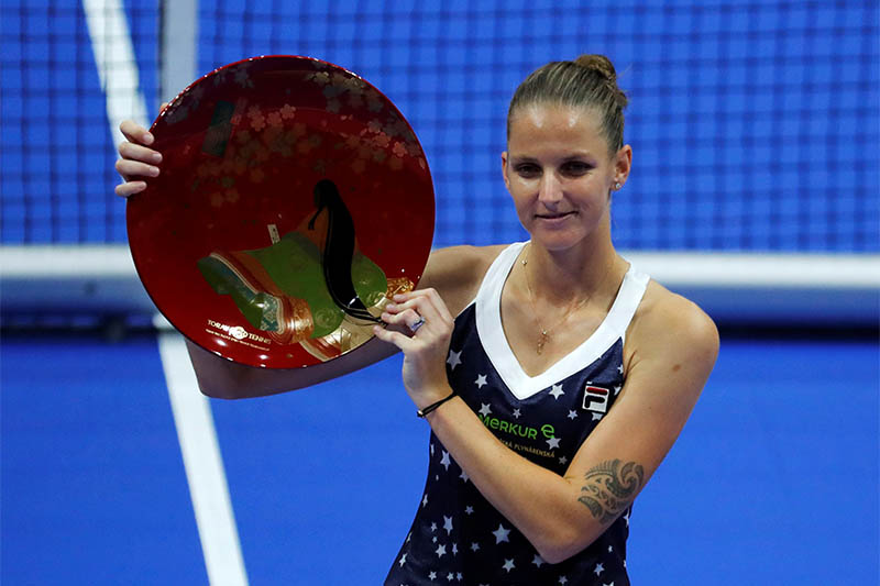 Karolina Pliskova of Czech Republic poses with her victory trophy after defeating Naomi Osaka of Japan. Photo: Reuters
