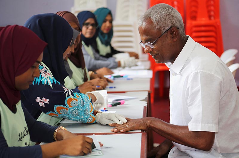 Maldivian joint opposition presidential candidate Ibrahim Mohamed Solih prepares to cast his vote at a polling station during the presidential election in Male, Maldives, on September 23, 2018. Photo: Reuters