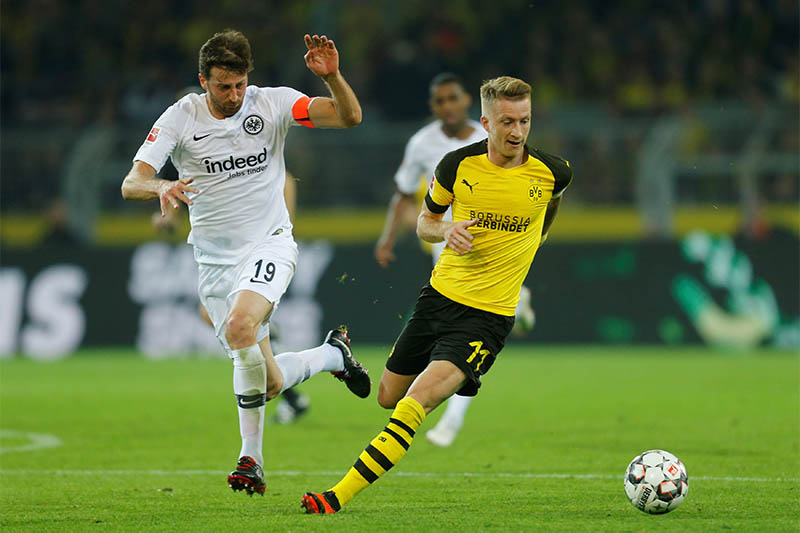Eintracht Frankfurt's David Abraham in action with Borussia Dortmund's Marco Reus. Photo: Reuters