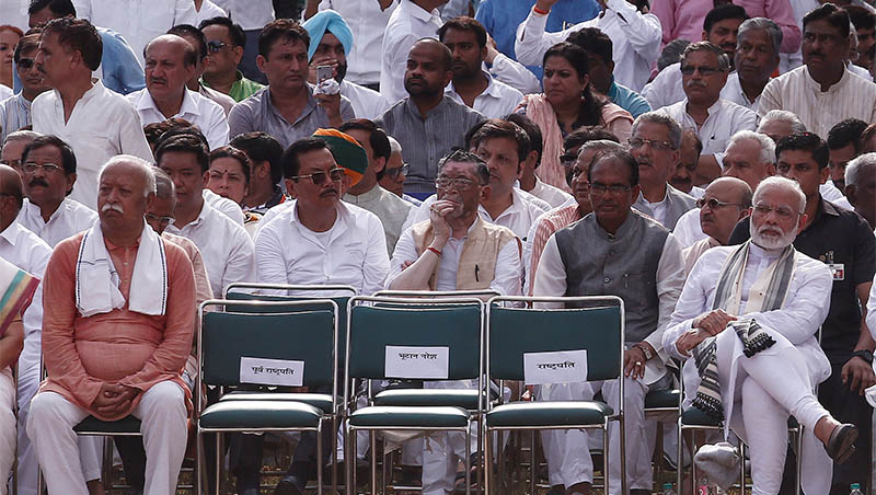 FILE PHOTO: India's Prime Minister Narendra Modi (R) and Mohan Bhagwat (L), chief of the Hindu nationalist organisation Rashtriya Swayamsevak Sangh (RSS), attend the cremation of former prime minister Atal Bihari Vajpayee in New Delhi, India, August 17, 2018. Photo: Reuters
