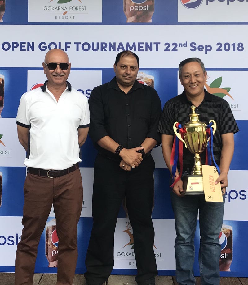 Winner Ang Dendi Sherpa (right) with Pradeep Kumar Rana, Sales Manager of Varun Beverages Pvt Ltd, after the Pepsi Open Golf Tournament at the Gokarna Golf Club in Kathmandu on Saturday, September 22, 2018. Photo: THT