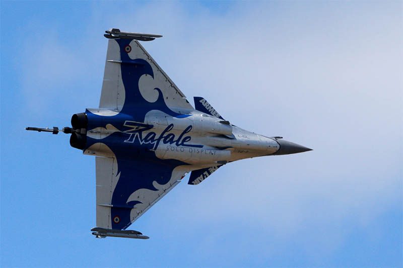 FILE PHOTO: A Dassault Rafale fighter takes part in flying display during the 52nd Paris Air Show at Le Bourget Airport near Paris, France June 25, 2017. Photo: Reuters