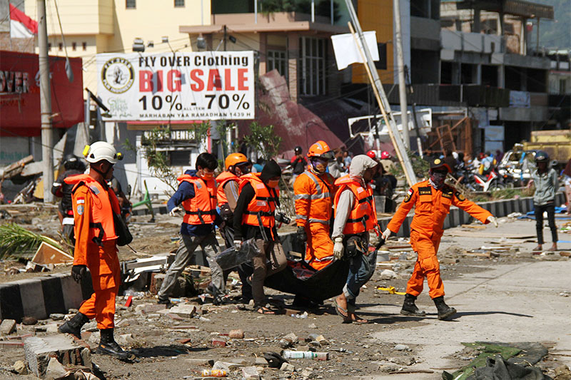 A search and rescue team evacuates a body recovered in Talise Beach, following an earthquake and tsunami in Palu, Central Sulawesi, Indonesia September 30, 2018. Photo: Reuters