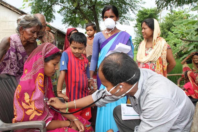 A health worker examining a patient at a health camp in Kanchanrup Municipality, Saptari district, on Friday, September 14, 2018. Photo: THT