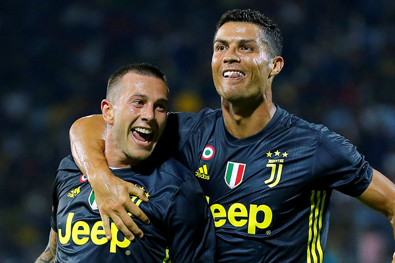 Juventus' Federico Bernardeschi celebrates scoring their second goal with Cristiano Ronaldo during Serie A match between Frosinone and Juventus, at  Stadio Benito Stirpe, in Frosinone, Italy, on September 23, 2018. Photo: Reuters