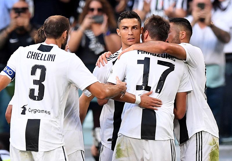 Juventus' Mario Mandzukic celebrates scoring their first goal with teammates during the Serie A match between Juventus and Napoli, at Allianz Stadium, in Turin, Italy, on September 29, 2018. Photo: Reuters