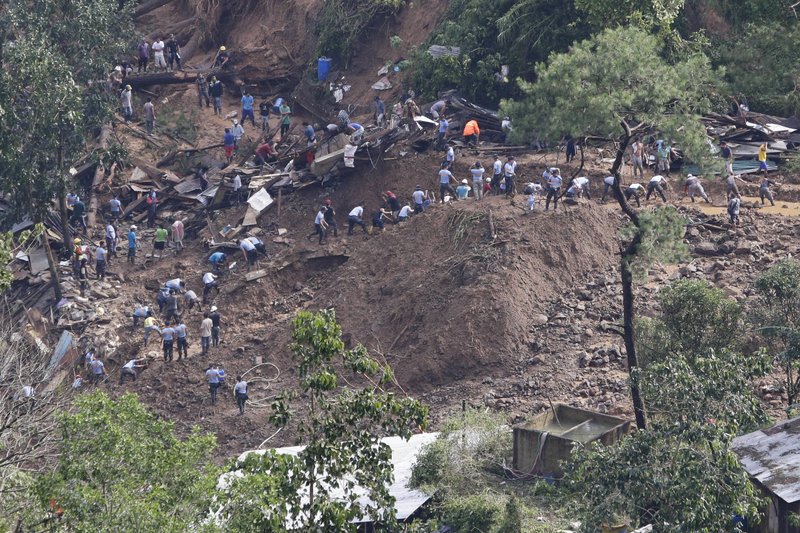 Rescuers work on the site where victims were believed to have been buried by a landslide after Typhoon Mangkhut barreled across Itogon, Benguet province, northern Philippines, on Monday, Sept. 17, 2018. Photo: AP