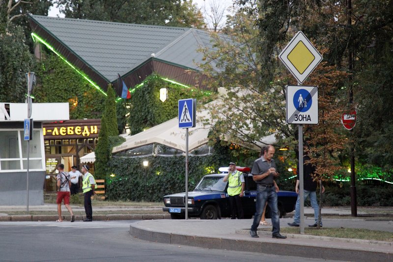 Policemen block traffic close to the site of the murder of rebel leader Alexander Zakharchenko in Donetsk, Ukraine, on Friday, Aug. 31, 2018. Photo: AP