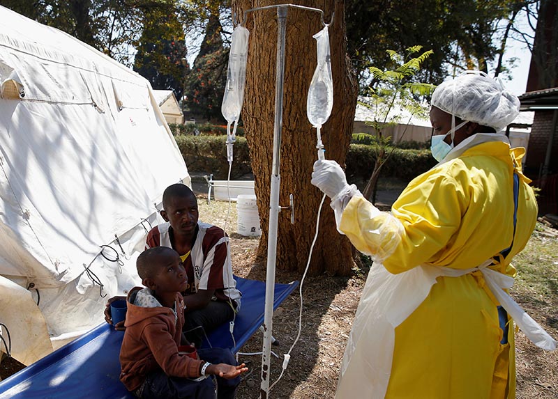 Patients await treatment at a makeshift cholera clinic in Harare, Zimbabwe, September 11, 2018. Photo: Reuters