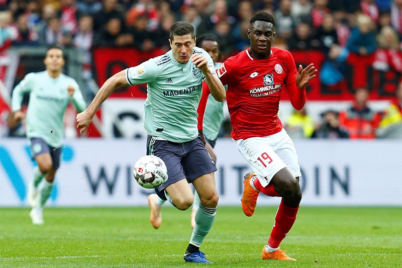 Bayern Munich's Robert Lewandowski in action with Mainz's Moussa Niakhate. Photo: Reuters