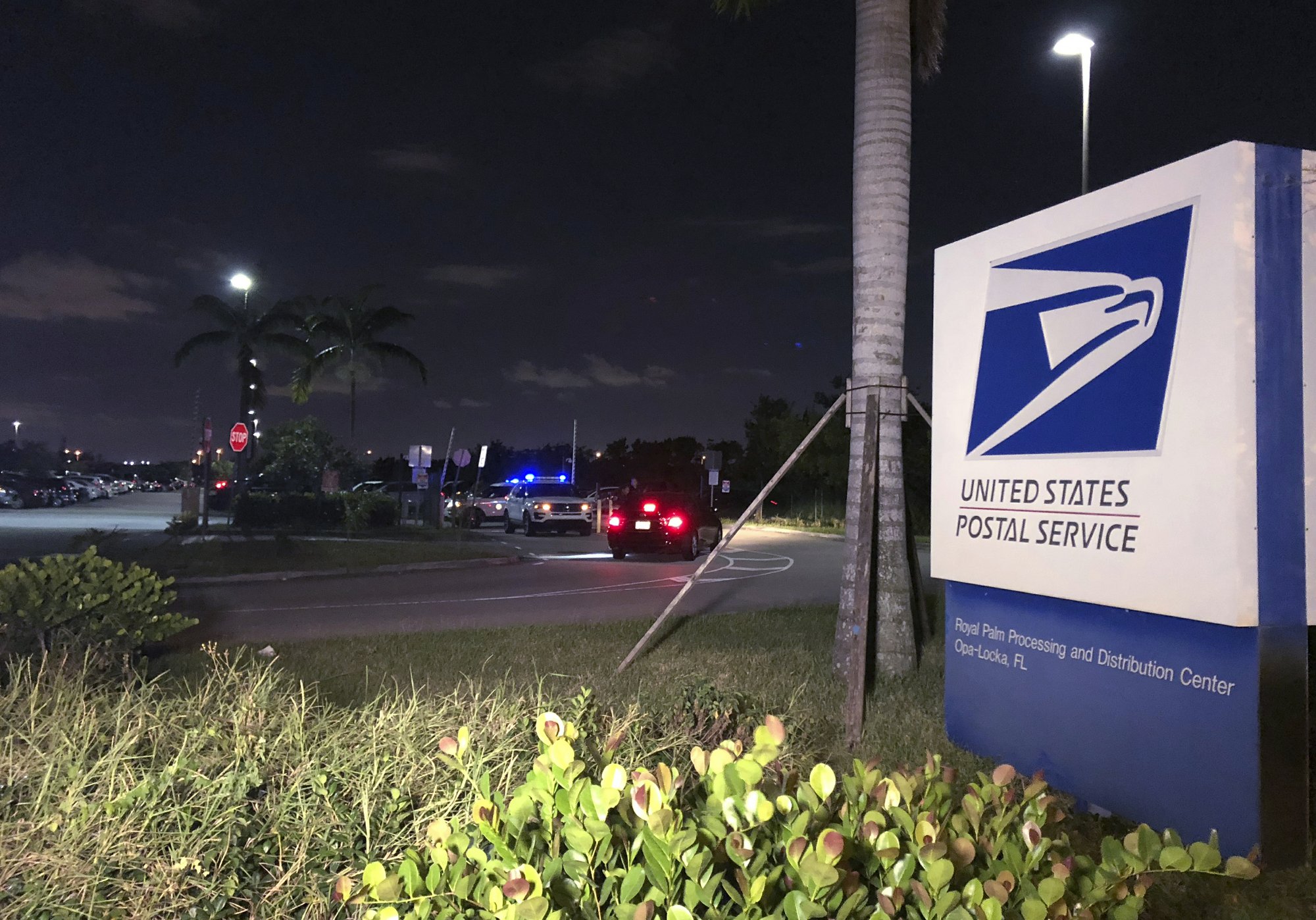 Postal service police screen employees entering the Royal Palm processing and Distribution Center, on Thursday, Oct. 25, 2018 in Opa-locka, Florida. Photo: AP