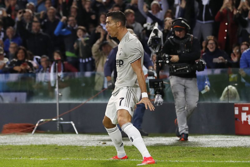 Juventusu2019s Cristiano Ronaldo celebrates after scoring during the Serie A soccer match between AC Udinese and Juventus at the Dacia Arena Stadium, in Udine, Italy, on Saturday, Oct. 6, 2018. Photo: APn