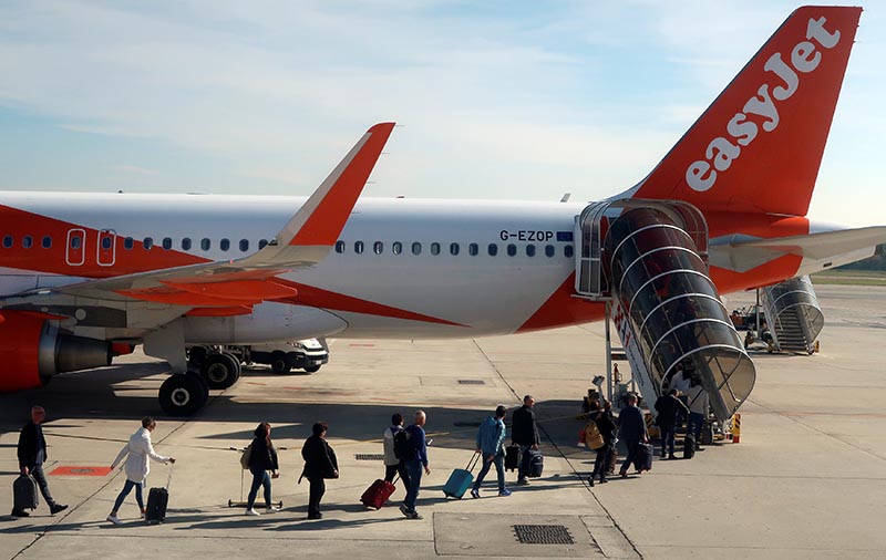 Passengers board an EasyJet Airbus A320 aircraft at Malpensa Airport near Milan, Italy, on October 3, 2018. Photo: Reuters