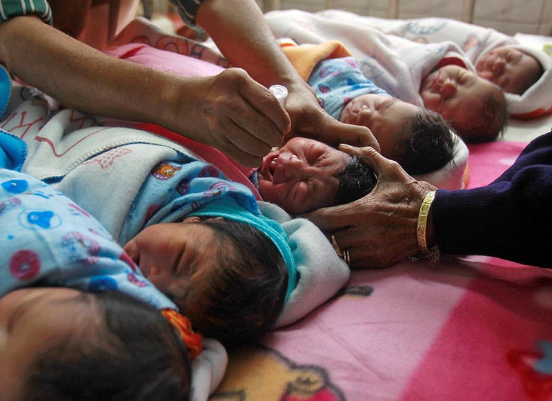 A medical worker administers polio drops to an infant at a hospital during the pulse polio immunization programme in Agartala, India, January 18, 2015. Photo: Reuters