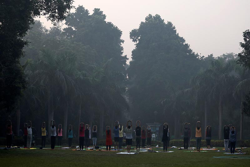People exercise at a park on a smoggy morning in New Delhi, India, October 30, 2018.  Photo: Reuters