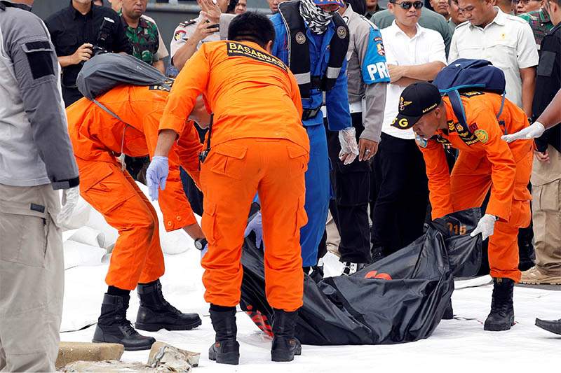 Rescue workers of crashed Lion Air flight JT610 carry a body bag off a boat at Tanjung Priok port in Jakarta, Indonesia, October 30, 2018. Photo: Reuters