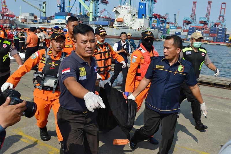 Rescue team members carry a body bag with the remains of a passenger of Lion Air, flight JT610, that crashed into the sea, at the Tanjung Priok port in Jakarta, Indonesia, October 29, 2018. Photo: Reuters